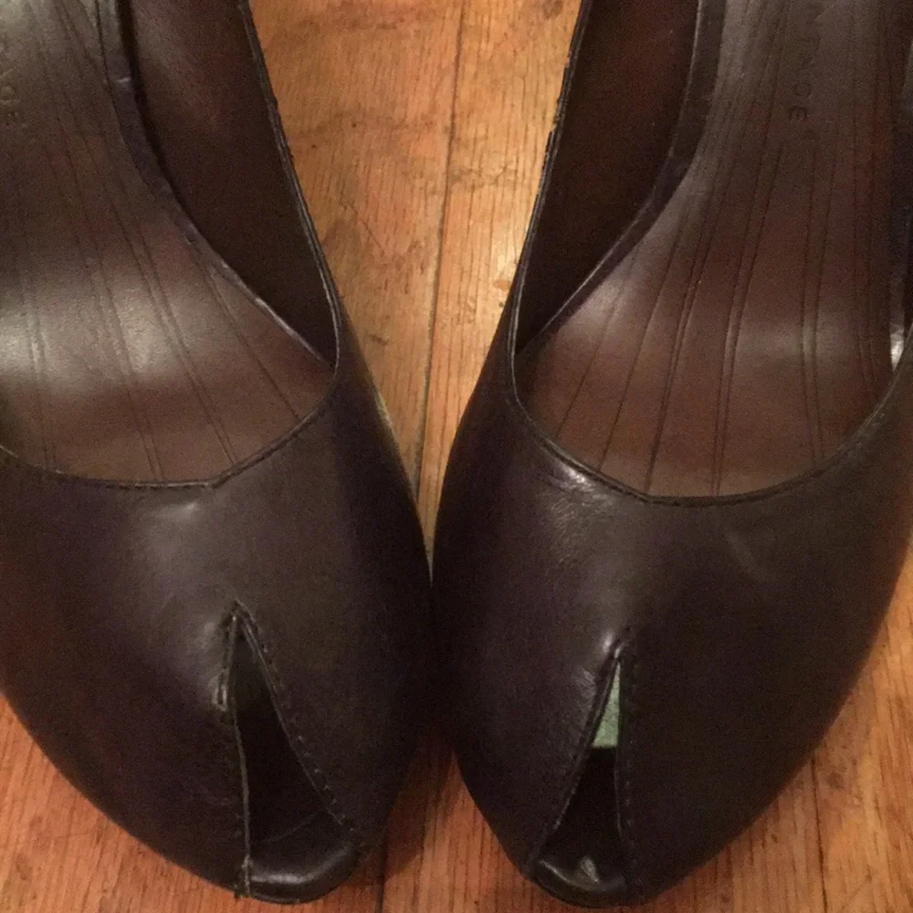 PRE-OWNED MODERN VINTAGE POINTED TOE PLATFORM PUMP